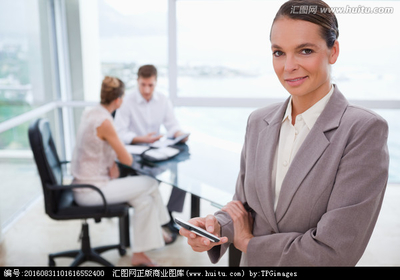 商務咨詢與手機和坐在她的身后的客戶,攝影,匯圖網www.huitu.com